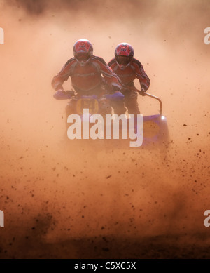 Coureurs sur une piste poussiéreuse en side-car-cross race Banque D'Images