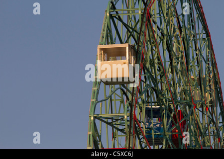 Le vénérable Wonder Wheel roue ride at Coney Island au coucher du soleil Banque D'Images