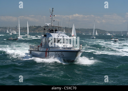 Un bateau de la Garde côtière canadienne française durant la course des grands voiliers à St Malo (Bretagne, France). Banque D'Images