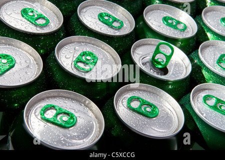 Les canettes en aluminium dans les gouttes d'eau à l'aide des touches close-up, se concentrer sur le centre Banque D'Images