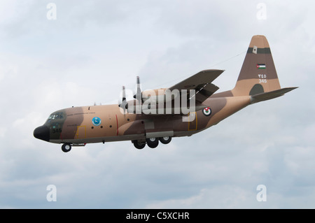 Hercules Lockheed C130H d'avion de transport militaire numéro 345 de la Royal Jordanian Air Force arrive à RAF Fairford Banque D'Images