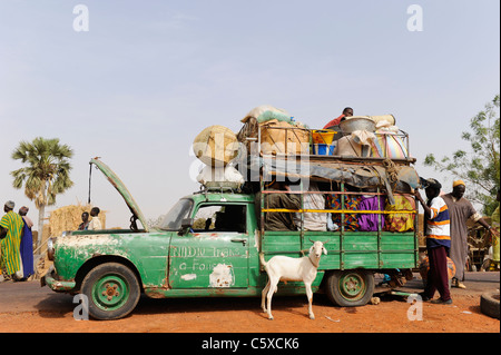 Afrique MALI Mopti, les gens dans la vieille Peugeot voiture qui fonctionne comme un transport public dans les villages Banque D'Images