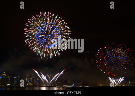 La 35e assemblée annuelle de Macy's Quatrième de juillet feu d'artifice sur la rivière Hudson avec le midtown Manhattan skyline en arrière-plan Banque D'Images