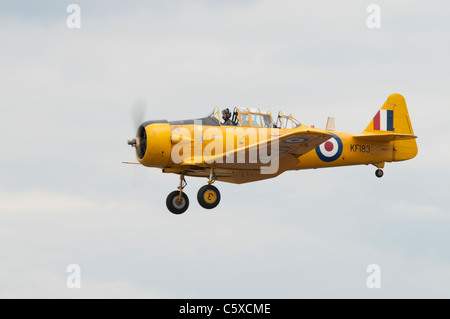 QinetiQ North American Harvard ou Texan KF183 arrive à RAF Fairford pour affichage à l'Royal International Air Tattoo 2011 Banque D'Images