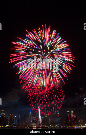 La 35e assemblée annuelle de Macy's Quatrième de juillet feu d'artifice sur la rivière Hudson avec le midtown Manhattan skyline en arrière-plan Banque D'Images