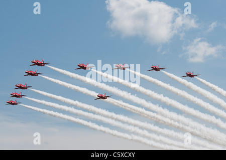 10 avions de la Royal Air Force des flèches rouges Aerobatic Display Team arrivent en formation avec la fumée sur plus de RAF Fairford Banque D'Images