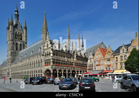 Grand Place avec Cloth Hall, au champ d'un musée de la Première Guerre mondiale et du Beffroi à Ypres / Ieper, West-vlaanderen, Belgique Banque D'Images