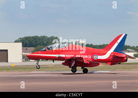 T1 Hawk de BAE Systems d'entraînement à réaction militaires XX242 des flèches rouges RAF Aerobatic Display Team atterrisse à Fairford Banque D'Images