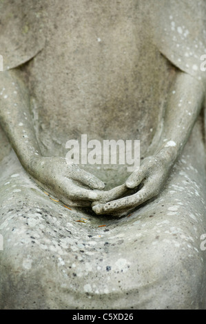 Les mains de pierre sur un tour. Jardin sculpture / statue abstract à Waterperry gardens, Oxfordshire, Angleterre Banque D'Images
