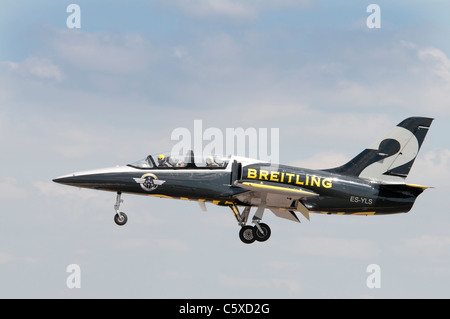 République tchèque L39 Albatros avion d'entraînement militaire de l'ES-YLS Breitling Jet Team civil en approche finale pour l'atterrissage à Fairford Banque D'Images