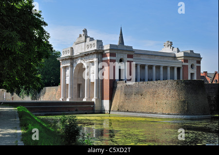 Porte de Menin mémorial aux disparus en commémoration des soldats britanniques et du Commonwealth de la Première Guerre mondiale, Ypres, Belgique Banque D'Images