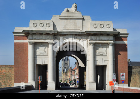 Porte de Menin mémorial aux disparus en commémoration des soldats britanniques et du Commonwealth de la Première Guerre mondiale, Ypres, Belgique Banque D'Images