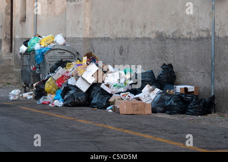 Les déchets dans les rues de Naples pendant la crise des déchets de 2011 Banque D'Images