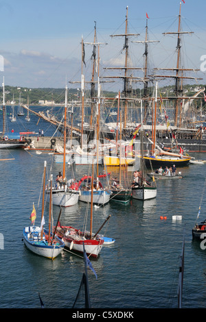 Les bateaux traditionnels dans le port de pêche du Rosmeur, événement maritime, Douarnenez (Finistère, Bretagne, France). Banque D'Images