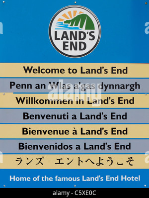 Multi lingual signe à Land's End, Cornwall, UK Banque D'Images