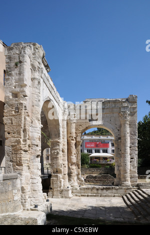 Arc romain et monuments de jardin de Cybèle ou "Jardin archéologique de Cybèle" Banque D'Images