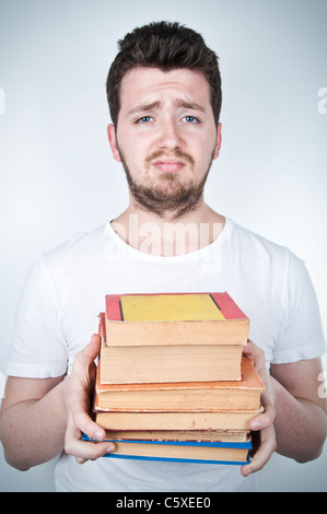 L'image d'un triste isolés student holding beaucoup de livres Banque D'Images