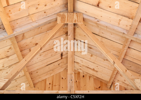 Jusqu'à un roi à la poutrelle post dans le toit d'une maison à ossature bois dans le nord du Maine, USA. Banque D'Images