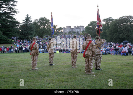 Cholmondeley Castle Gardens. Salut militaire et Dernier message pendant l'Artifice Cholmondeley Concert et le Tattoo militaire. Banque D'Images