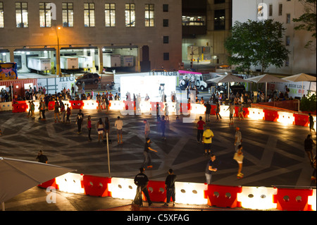 Patins à roulettes de divers niveaux de compétence, la manipulation de la nouvelle patinoire et West 30th Street et 10th Avenue, à New York Banque D'Images