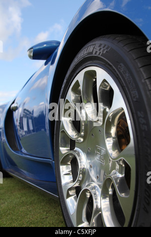 Vue rapprochée d'une Bugatti EB Voiture de sport de luxe à roues en alliage le defi Wind. Banque D'Images