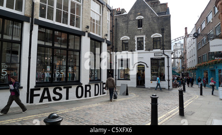 Les piétons sur les rues pavées street walking passé 55DSL boutique sur Newburgh Street et Foubert lieu près de Carnaby Street London Banque D'Images