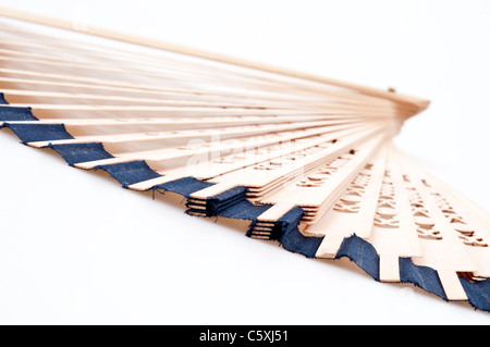 Ventilateur en bois isolé sur fond blanc Banque D'Images