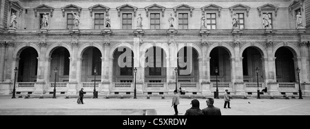 Le palais du Louvre qui abrite le Musée du Louvre, un célèbre monument et musée de renommée mondiale et chef-d'œuvre architectural. Banque D'Images