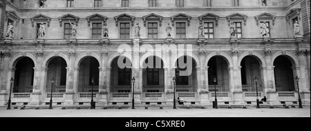 Le palais du Louvre qui abrite le Musée du Louvre, un célèbre monument et musée de renommée mondiale et chef-d'œuvre architectural. Banque D'Images