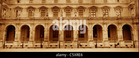 Le palais du Louvre qui abrite le Musée du Louvre, un célèbre monument et musée de renommée mondiale et chef-d'œuvre architectural. Banque D'Images