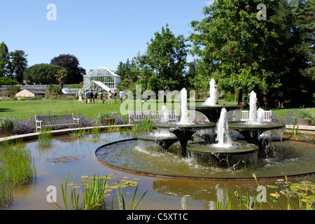 Fontaine en pelouse principale de Cambridge University Botanic Garden Banque D'Images