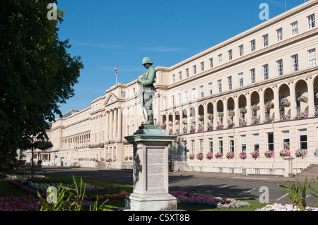 Mémorial de la guerre des Boers avec les bureaux municipaux de la promenade à Cheltenham, Gloucestershire. Banque D'Images