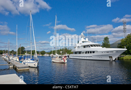 Yachts et bateaux à moteur amarré sur le Canal Calédonien à Banavie, près de Fort William en Écosse avec drapeau danois yacht center Banque D'Images