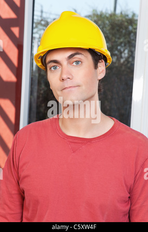 Close-up portrait of young architect wearing hard hat Banque D'Images