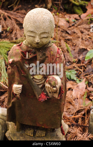 Les gens apportent de statues bouddhiques jizo le petit sanctuaire de tout le Japon pour prier pour les enfants malades. Banque D'Images