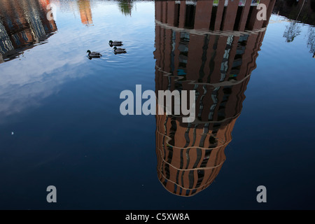 Les bâtiments modernes par la rivière Aire à Leeds, partie de la réaménagement du secteur riverain. Banque D'Images