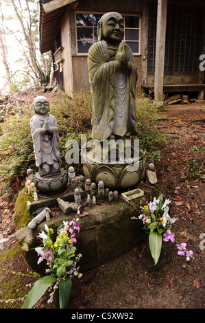 Les gens apportent de statues bouddhiques jizo le petit sanctuaire de tout le Japon pour prier pour les enfants malades. Banque D'Images