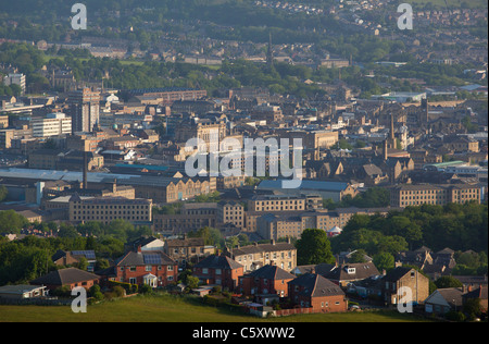 Avis de Huddersfield à partir de la colline du château. Banque D'Images