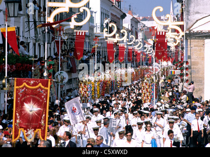 La Festa Dos Tabuleiros, un festival qui a lieu tous les quatre ans dans et autour de la rue de Tomar dans le centre du Portugal. Banque D'Images