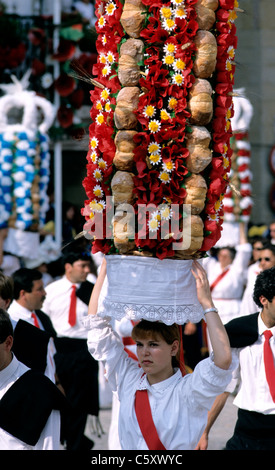 La Festa Dos Tabuleiros, un festival qui a lieu tous les quatre ans dans et autour de la rue de Tomar dans le centre du Portugal. Banque D'Images