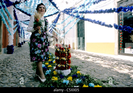 La Festa Dos Tabuleiros, un festival qui a lieu tous les quatre ans dans et autour de la rue de Tomar dans le centre du Portugal. Banque D'Images