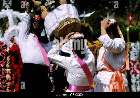 La Festa Dos Tabuleiros, un festival qui a lieu tous les quatre ans dans et autour de la rue de Tomar dans le centre du Portugal. Banque D'Images