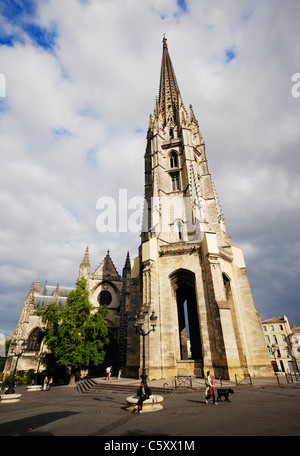 Les gens se détendre dans les restaurants sur place Meynard par la majestueuse église médiévale basilique Saint-Michel à Bordeaux, France. Banque D'Images