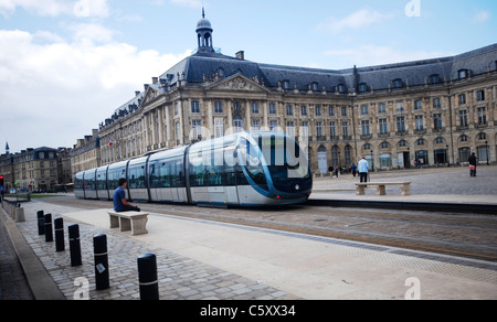 Un arrêt de tramway Place de la Bourse place de Bordeaux, France. Banque D'Images