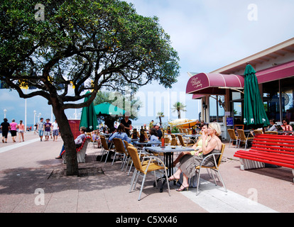 Les gens se détendre au restaurant Arcachon Le Thiers par la plage à Arcachon, France, à proximité de l'embarcadère Jetée Thiers. Banque D'Images