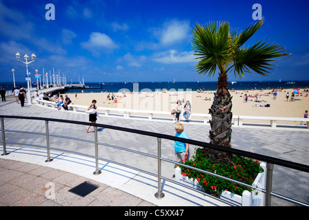 La vie à la plage La plage d'Arcachon, Plage d'Arcachon, dans le sud-ouest de la France. Par l'embarcadère Jetée Thiers. Banque D'Images