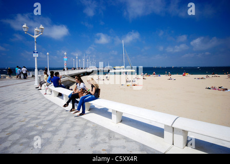 La vie à la plage La plage d'Arcachon, Plage d'Arcachon, dans le sud-ouest de la France. Par l'embarcadère Jetée Thiers. Banque D'Images