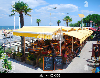 Les gens se détendre au restaurant Arcachon Le Thiers par la plage à Arcachon, France, à proximité de l'embarcadère Jetée Thiers. Banque D'Images