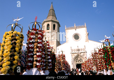 La Festa Dos Tabuleiros, un festival qui a lieu tous les quatre ans dans et autour de la rue de Tomar dans le centre du Portugal. Banque D'Images