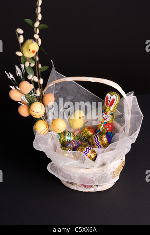 L'esprit de vacances de Pâques lapin panier avec des poulets et des oeufs colorés Banque D'Images